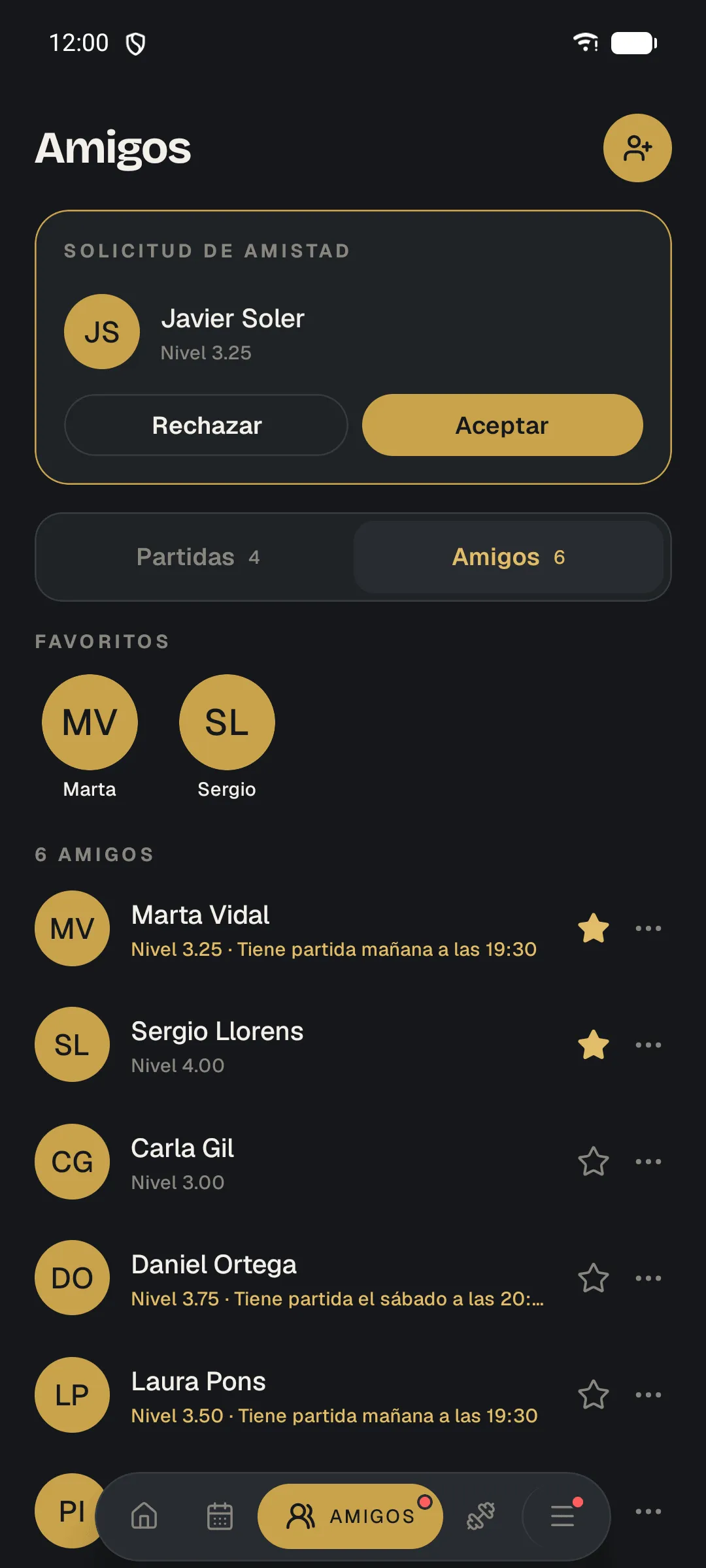 App del club: lista de amigos con favoritos y una solicitud de amistad pendiente