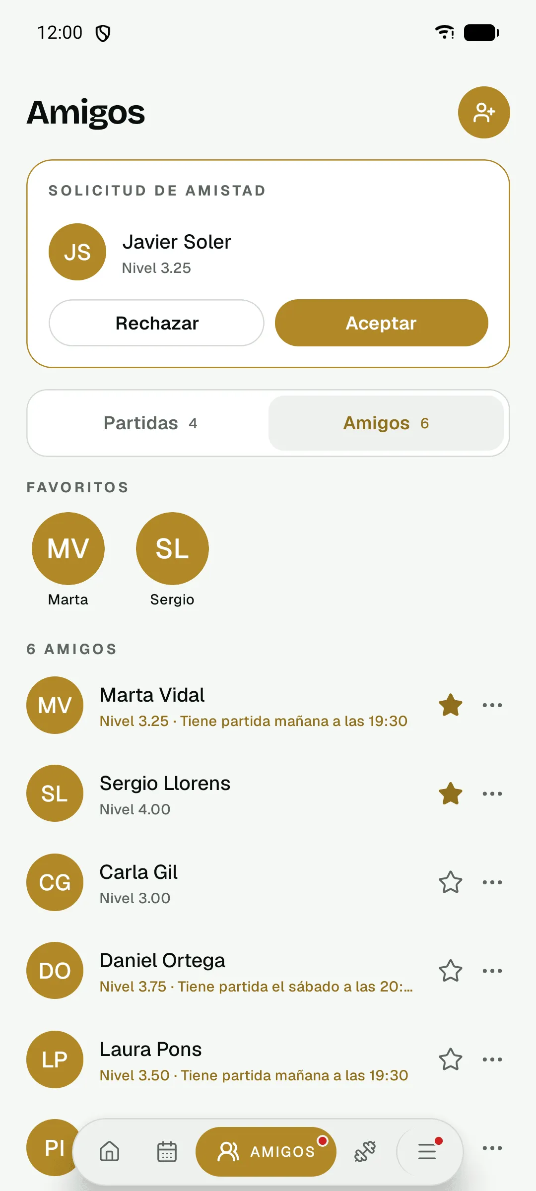 App del club: lista de amigos con favoritos y una solicitud de amistad pendiente