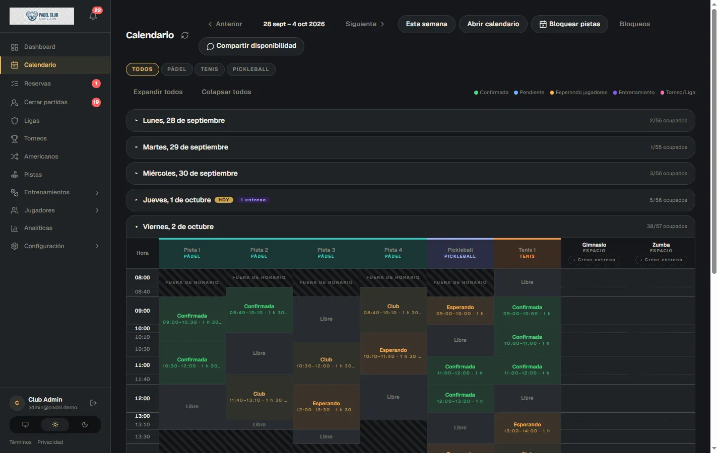 Calendario semanal del panel: ocupación de cada día y el viernes desplegado con las pistas de pádel, pickleball y tenis