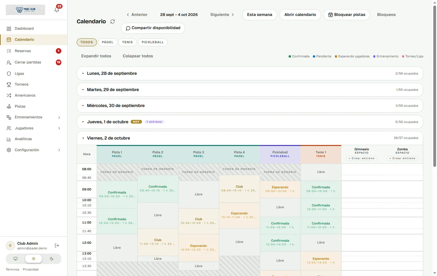 Calendario semanal del panel: ocupación de cada día y el viernes desplegado con las pistas de pádel, pickleball y tenis